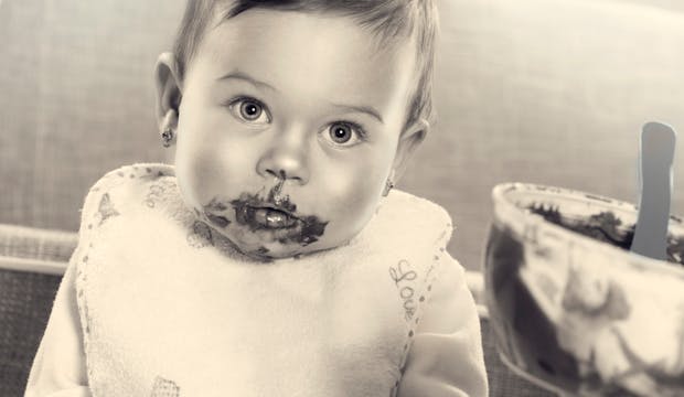 bébé mange crème chocolat