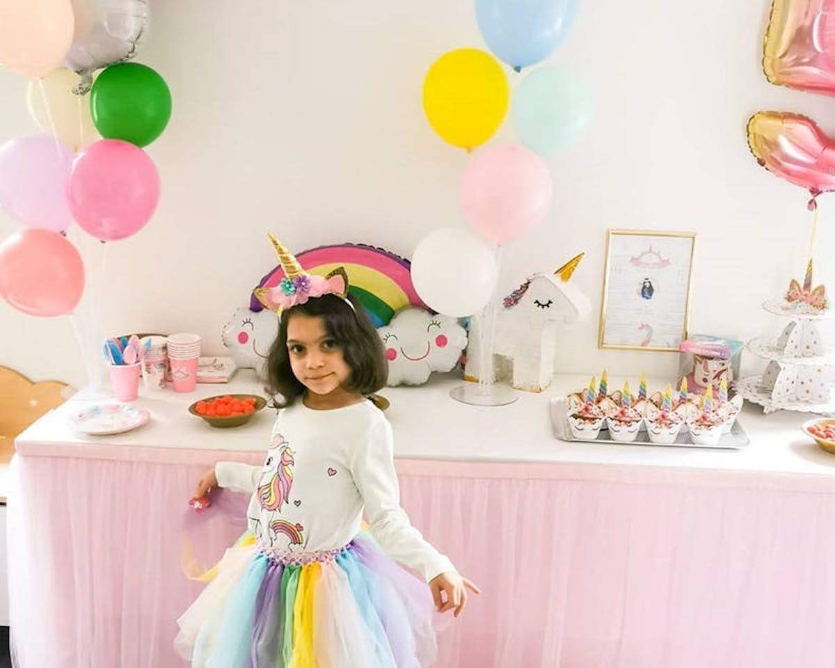 Anniversaire D'une Fille En Robe Rose Avec Des Ballons Et Un Gâteau 30 Ans