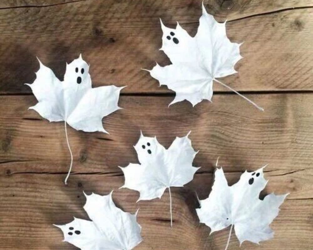 des feuilles devenues des fantômes d'Halloween