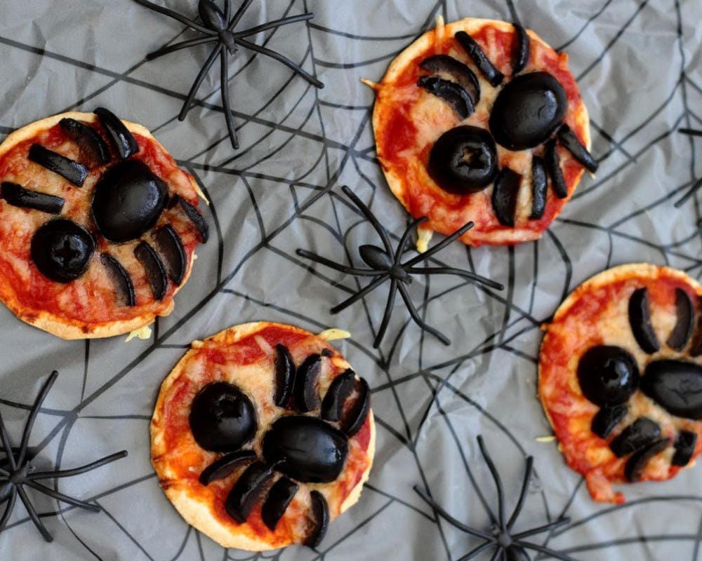 Mini pizza en forme d'araignées d'Halloween