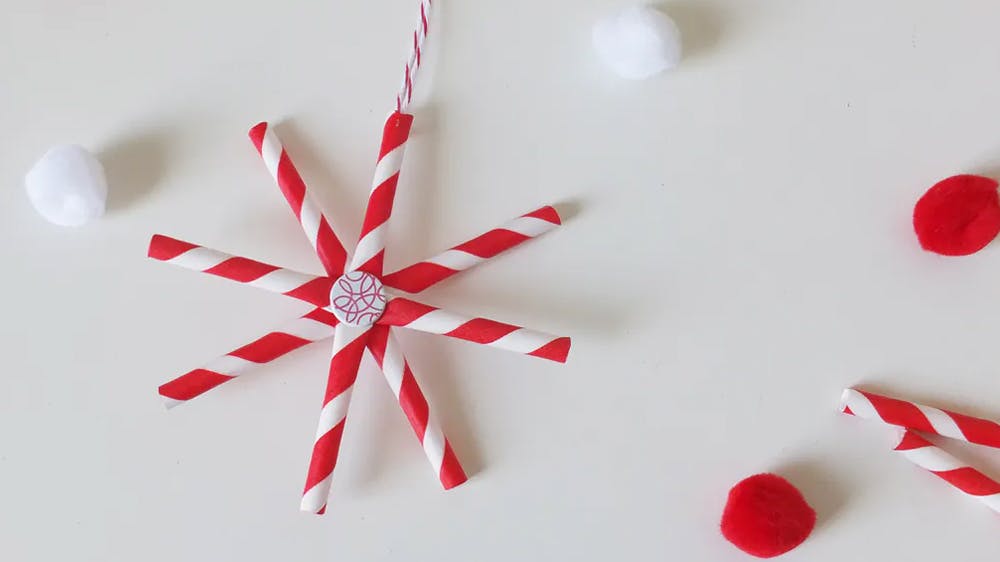 Une étoile de Noël en paille de papier