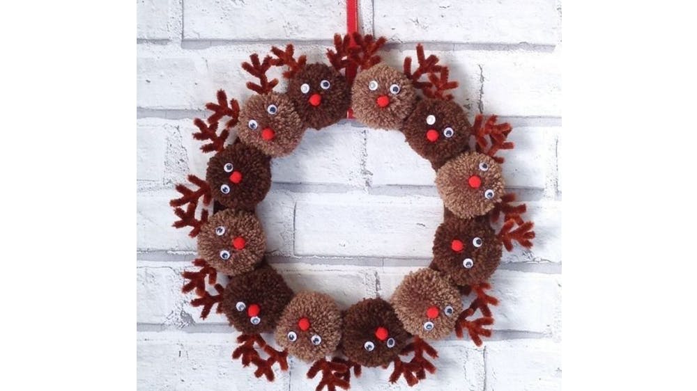 Une couronne de Noël de rennes Rudolph en pompons