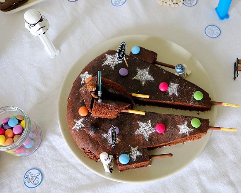 Un gâteau vaisseau spatial au chocolat