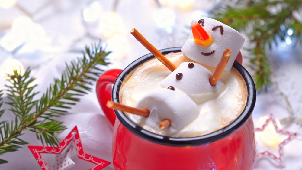 Un bonhomme de neige dans un bon chocolat chaud