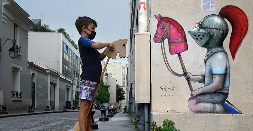 street-art enfant avec heaume de chevalier Seth Globepainter