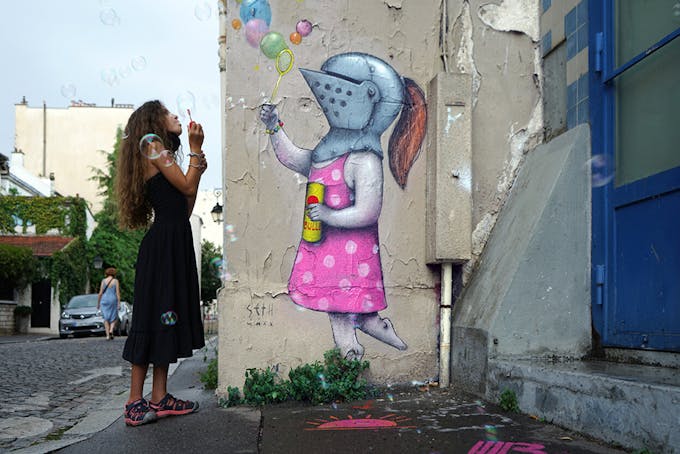 street-art enfant avec heaume de chevalier Seth Globepainter