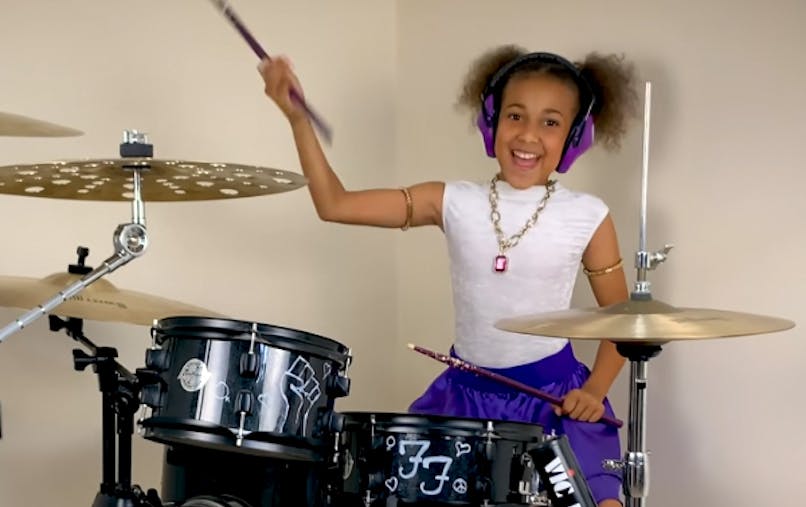 A 10 Ans Cette Prodige De La Batterie Cartonne Sur Internet Et Lance Meme Un Defi A Dave Grohl Des Foo Fighters Momes Net A 10 Ans Cette Prodige De La Batterie Cartonne Sur Internet Et Lance Meme Un Defi A Dave Grohl Des Foo Fighters Momes Net