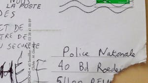 À 5 ans, il écrit une mignonne carte postale à la Police Nationale qui le recherche activement