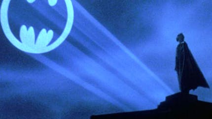 Batman : un Bat-Signal géant sera projeté à Paris pour les 80 ans du Super-Héros !