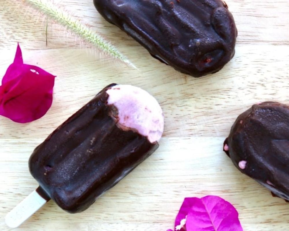 Bâtonnets glacés à la fraise, enrobés de chocolat
      noir