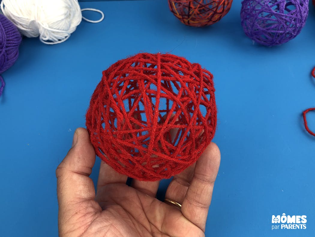 Boule en laine pour le sapin de Noël | MOMES.net Boule en laine pour le sapin de Noël | MOMES.net