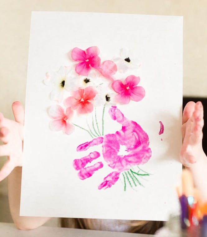 Des Idees De Cartes A Offrir En Forme De Fleurs Realisees A Partir De L Empreinte De La Main Momes Net Des Idees De Cartes A Offrir En Forme De Fleurs Realisees A Partir De L Empreinte De La Main Momes Net