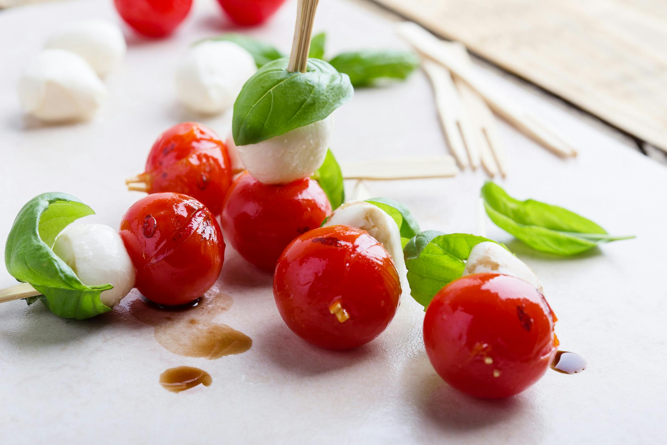 Brochettes apéritives de tomates cerises et mozzarella aux olives