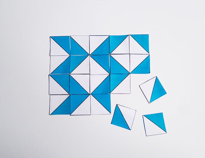 former des symétries à partir des carrés bicolores 