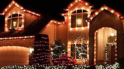 Coronavirus Ils Installent Les Decorations Exterieures De Noel Pour Mettre Un Peu De Joie Pendant Le Confinement Momes Net