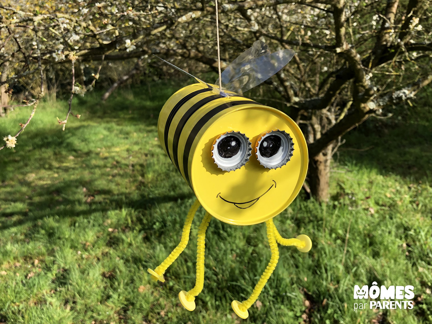 DIY abeille upcycling à accrocher dans le jardin