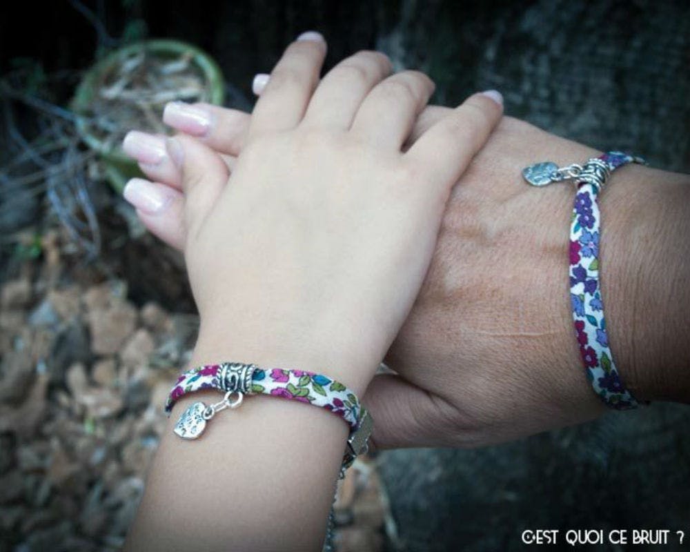 Des bracelets en tissu pour mère et fille