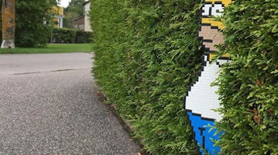 personnages pixelisés cachés dans la rue street
art personnages pixelisés cachés dans la rue street
art