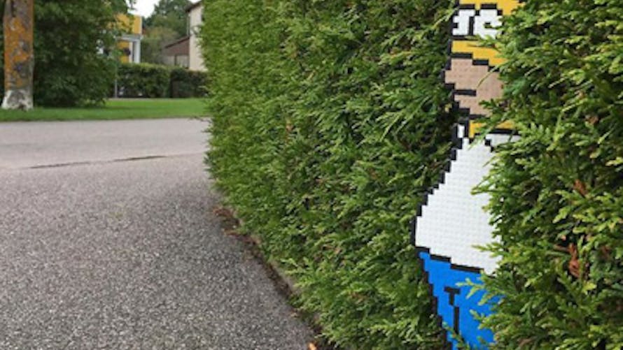 personnages pixelisés cachés dans la rue street
      art