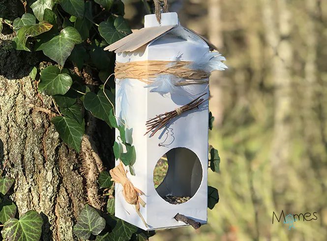 Ancienne Mangeoire à Oiseaux En Bois Et Rustique Accrochée à Une Ancienne Mangeoire à Oiseaux En Bois Et Rustique Accrochée à Une