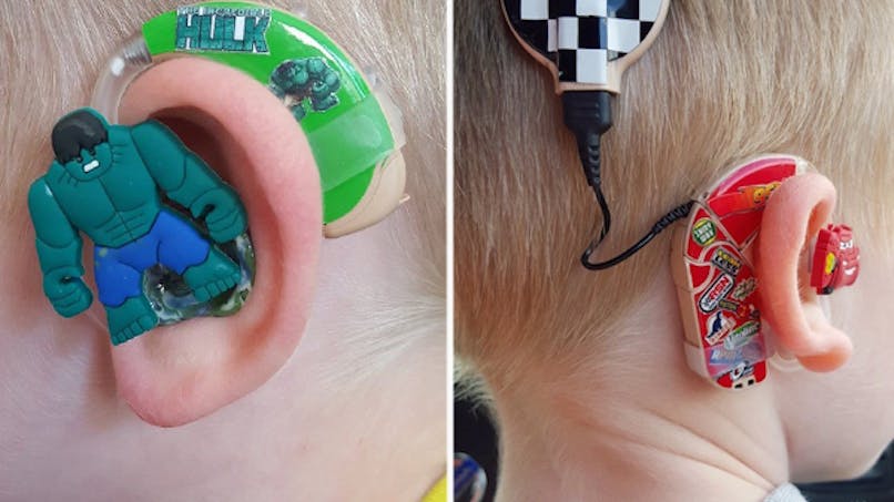 maman décore customise appareils auditifs fierté
      enfants