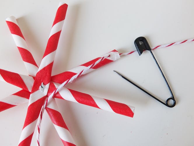 DIY: une étoile de Noël | MOMES.net DIY: une étoile de Noël | MOMES.net