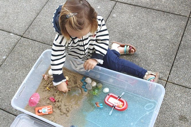 Fabriquer une mini-plage pour les jouets