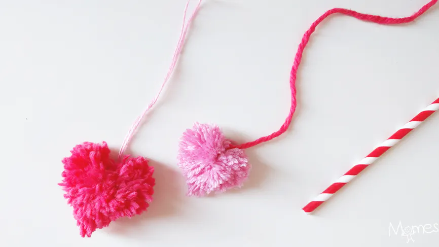 Faire des pompons en forme de coeur | MOMES