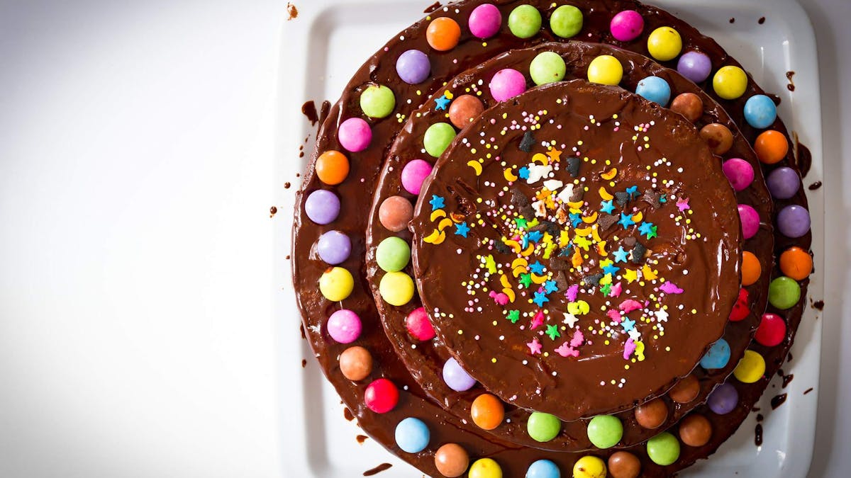 Le Gateau Au Chocolat Et Aux Smarties Une Recette Facile Momes Net Le Gateau Au Chocolat Et Aux Smarties Une Recette Facile Momes Net