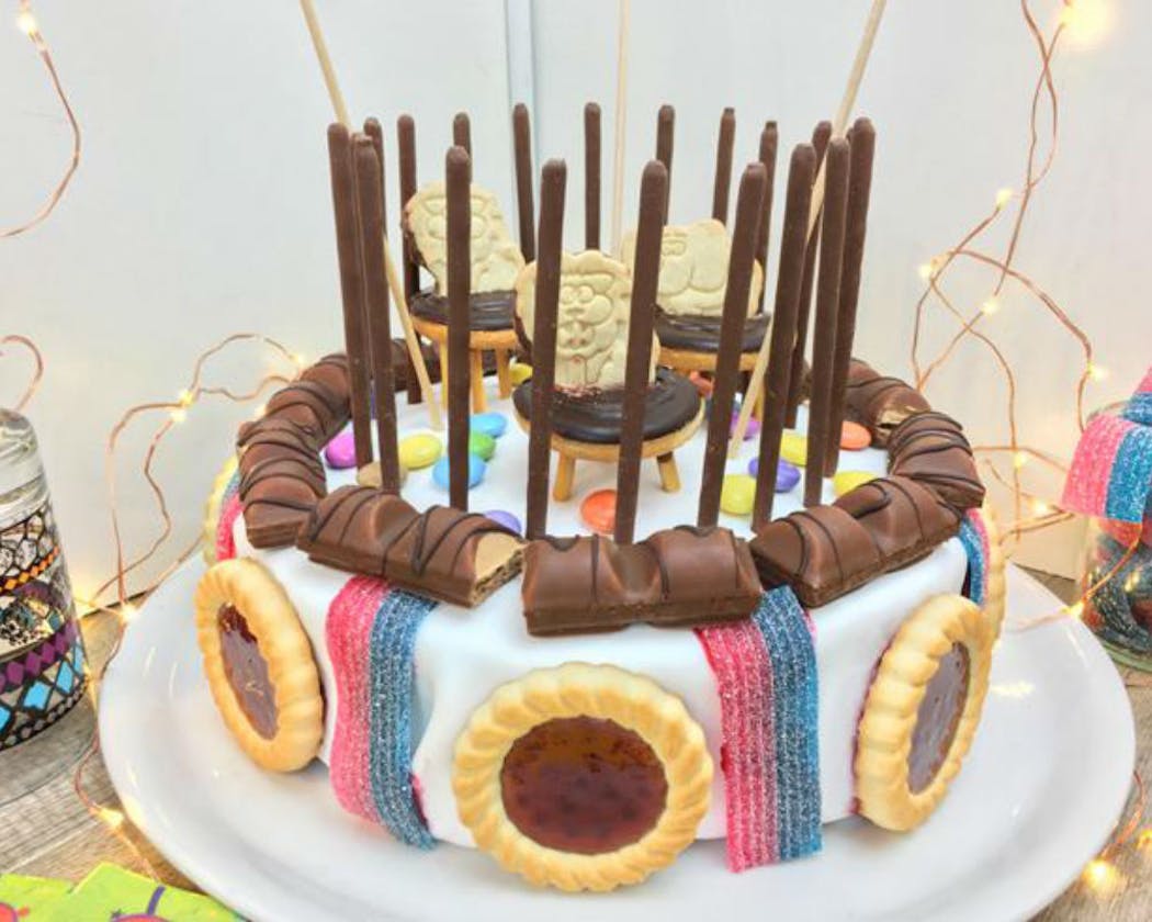Gâteau De Fête D'anniversaire De Dessin Animé Mignon 4 Ans Avec Le