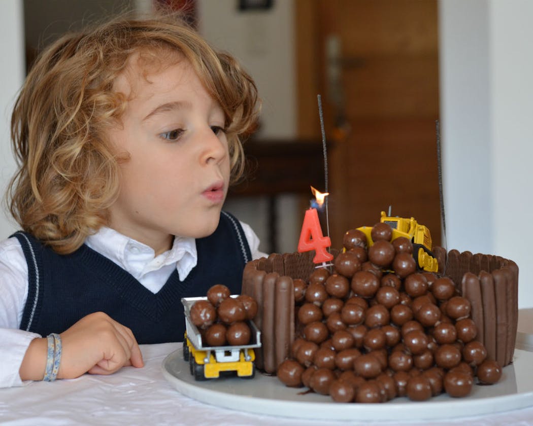 Gâteau De Fête D'anniversaire De Dessin Animé Mignon 3 Ans Avec Le