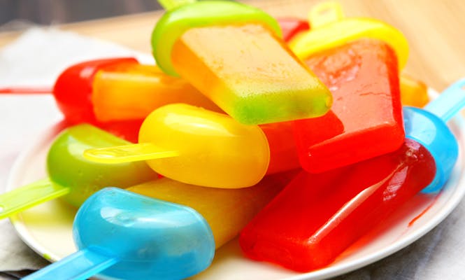 Recette : comment faire des glaces à l’eau avec du sirop ? | MOMES