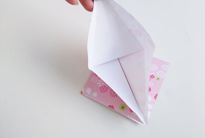 tirer vers le haut étape pliage grue en origami