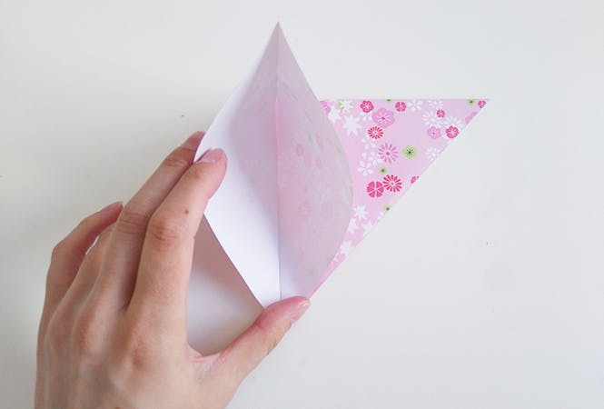ramener la partie supérieur vers la gauche pour réaliser une grue en origami