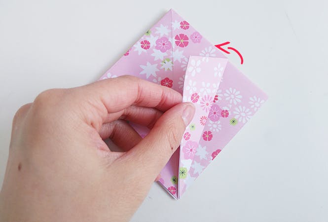 plier les pointes du papier au milieu pour grue origami