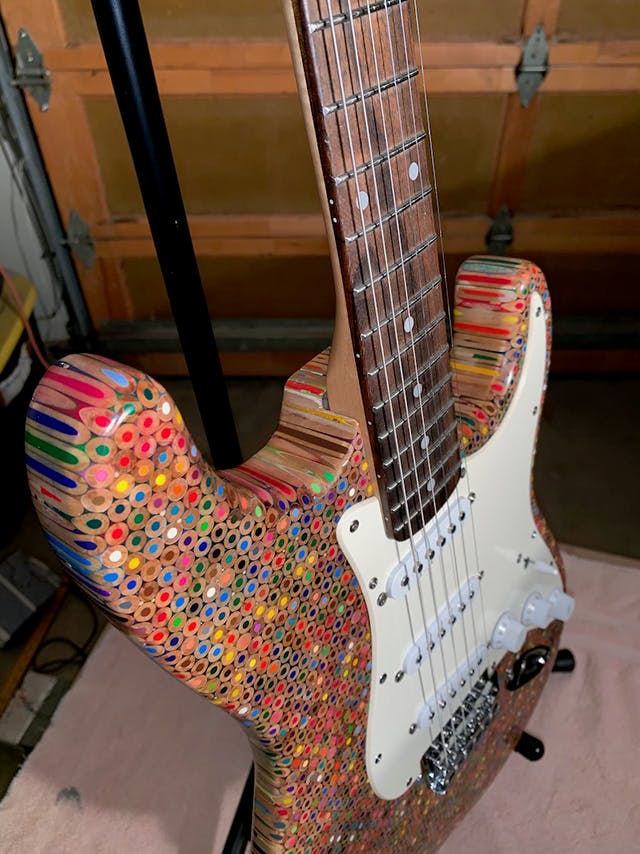 Une guitare enti rement en crayons de couleur MOMES net Une guitare enti rement en crayons de couleur MOMES net
