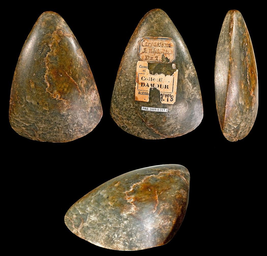Hache polie en néphrite, datant du Néolithique