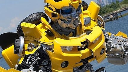 Il fabrique d'incroyables costumes Transformers à partir de déchets de poubelles !