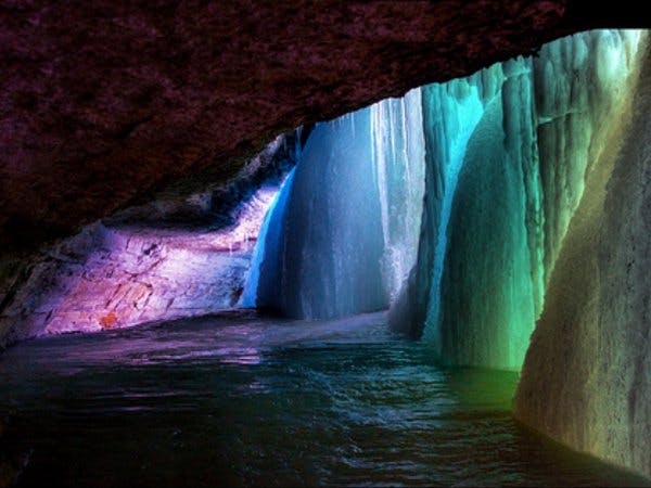 La grotte aux mille couleurs