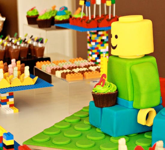 Le gâteau Lego assis chez lui