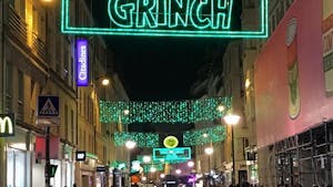 Le Grinch détourne les décorations de Noël à Paris !