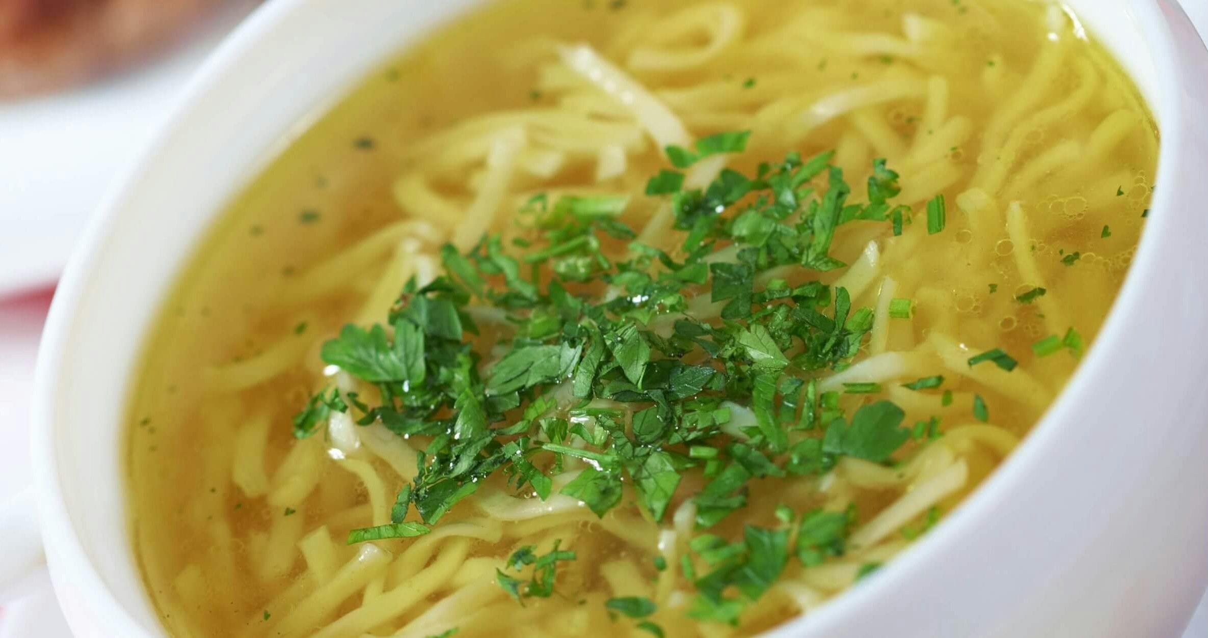 Суп с спагетти. Суп куриный вермишелевый. Суп картофельный с вермишелью. Суп с макаронными изделиями. Суп с вермишелью и курицей.