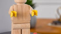 Lego lance une figurine géante en bois à personnaliser