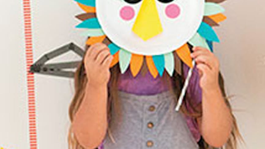 Un enfant avec un masque en carton