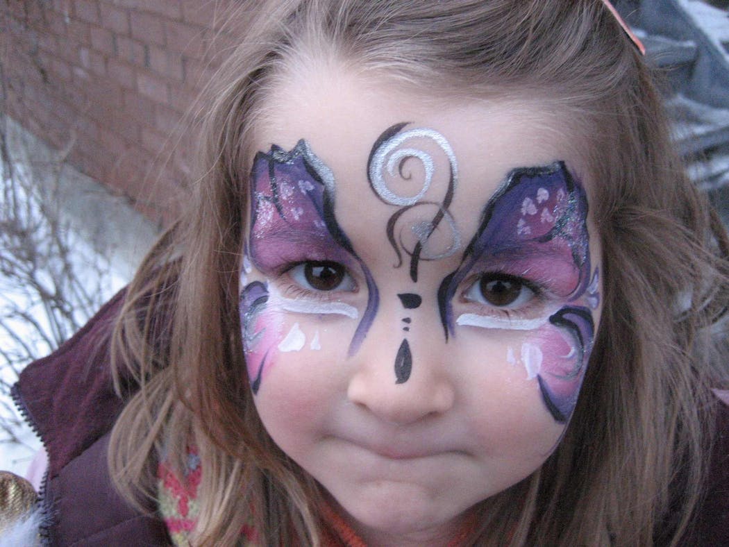 Maquillage Pour Enfant Sur Le Theme Du Papillon Momes Net Maquillage Pour Enfant Sur Le Theme Du Papillon Momes Net