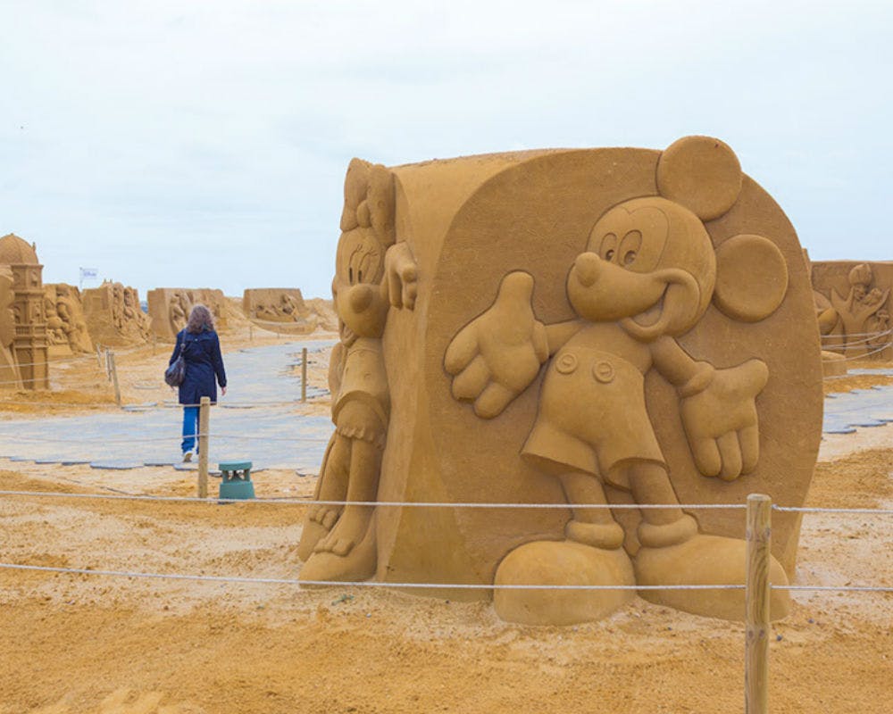 Mickey parade sur le sable