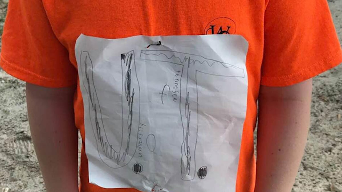 enfant petit garçon moqueries école T-shirt Universite
      du Tenesee fait-maison harcèlement scolaire