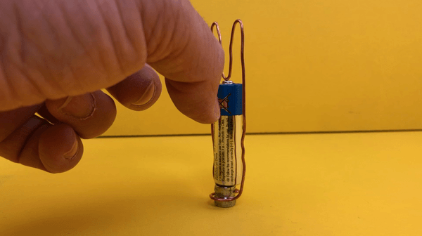 Expérience pour enfants : moteur electromagnétique avec une pile | MOMES