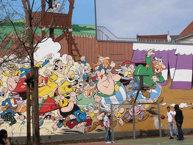 Fresque murale des personnages d'Astérix et Obélix