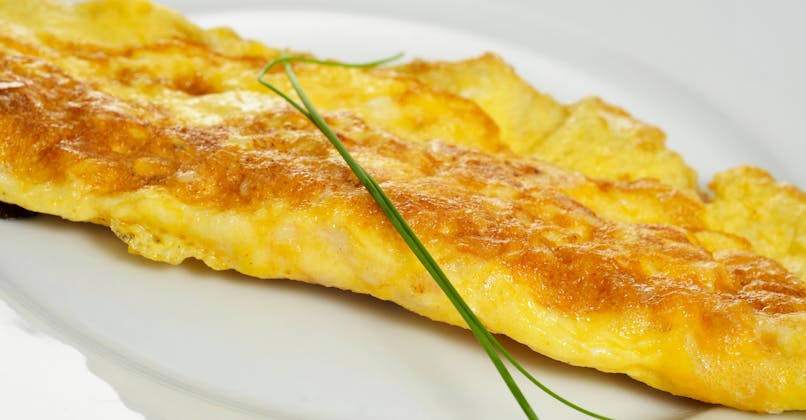 omelette nature au beurre avec un brin de
      ciboulette